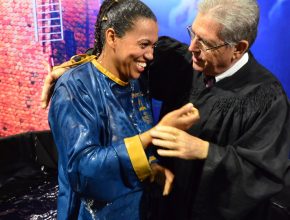 Impacto Joinville leva mais de 200 pessoas ao batismo