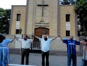 Muçulmanos protegem templo adventista durante manifestação no Egito