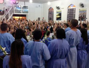 Evangelismo de Colheita batiza 27 pessoas em Osasco