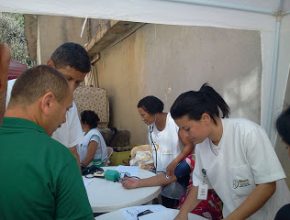 Voluntários atendem comunidade no Rio de Janeiro