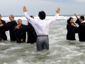 Mais de 100 pessoas são batizadas na praia em Itanhaém