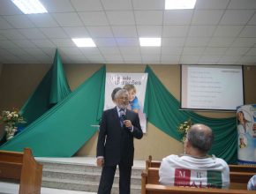 Consultor empresarial palestra em Escola Adventista