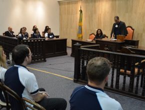 Professores participam de júri simulado e recebem destaque da imprensa