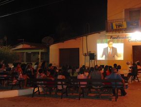Evangelismo via satélite é visto em praça pública no Ceará