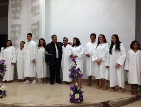 Fiéis são batizados em templo de Gameleira de Goiás