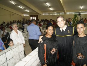 Presidiários fazem pacto com Deus por meio do batismo e casamento