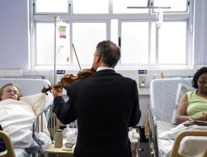 Violinista adventista toca para doentes em hospitais de Curitiba