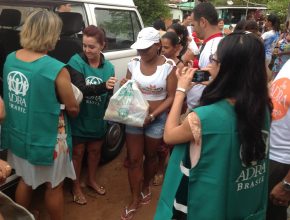 Voluntários fazem campanha para ajudar vítimas de chuvas