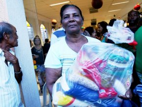 Voluntários doam mais de 2 toneladas de donativos para a comunidade