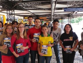 Voluntários dedicam dia para presentear cobradores de ônibus com livros