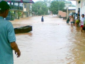 Mineiros sofrem com enchentes provocadas por fortes chuvas no Estado