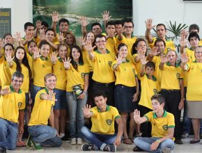 Jovens auxiliam moradores catarinenses durante a Missão Calebe