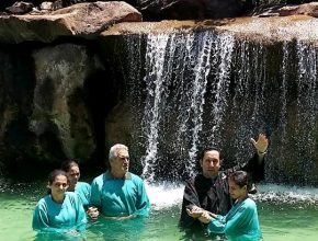 Programa mundial de oração termina com batismos em MG