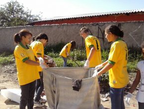 Calebes limpam até quintais de casa no Rio Grande do Sul