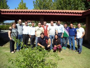 Líderes de agência humanitária discutem elaboração de projetos sociais