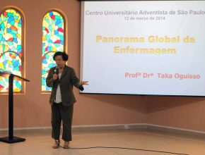 Enfermeira com experiência mundial na área palestra em centro universitário adventista