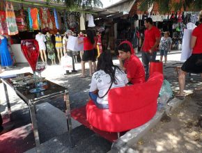 Jovens de Pernambuco levam sofá às ruas para enfatizar descanso semanal