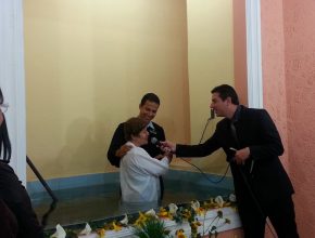 Após 19 anos em contato com revistas, mulher é batizada