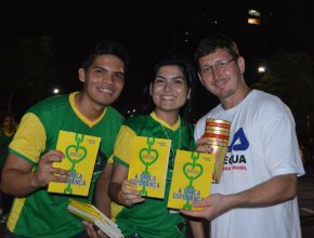 Jovens distribuem livros A Única Esperança na Arena Amazônia