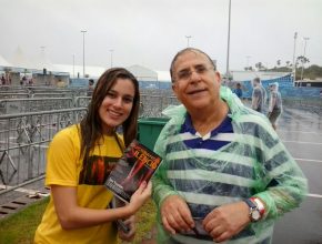 Adventistas distribuem revistas em inglês para turistas em Recife
