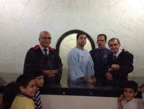 Galba, último à direita na foto, durante batismo. Exemplo de líder voluntário adventista