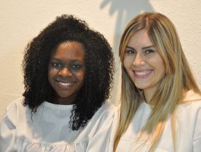 Eunice Gomes (esquerda) com a sua amiga Marjory que ajudou na sua decisão ao batismo. 