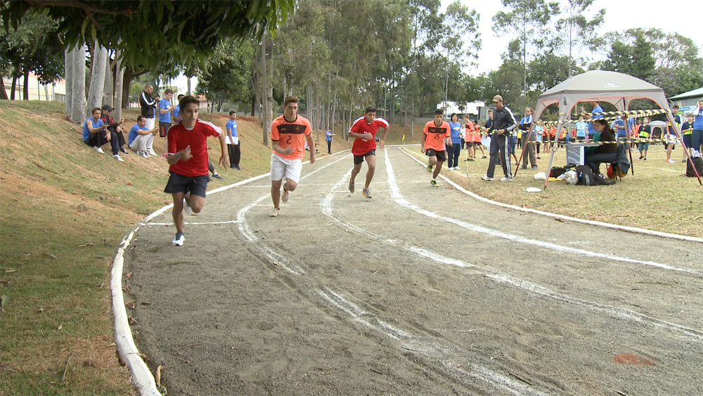 As provas de atletismo foram disputadas entre os alunos.