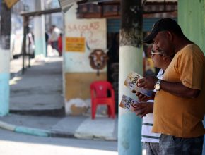 Moradores da Zona Sul de São Paulo leem A única esperança. Livros foram entregues por alunos do Unasp-SP no último sábado, 31 de maio
