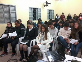 Jovens de Guaíba (RS) comemoram seu dia durante culto de oração