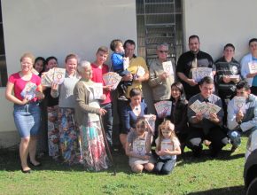 Membros da Igreja Capela de Jesus, região rural de Ribeira, distribuem o livro da esperança.