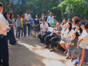 Jovens do Rio trocam jogos por programa espiritual