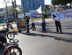 Alunos exibem cartazes em repúdio a violência num semáforo movimentado de BH