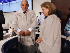 Batismo ilustra missão espiritual de instituições adventistas
