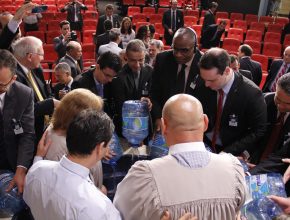 Gerentes de todas as áreas das instituições ajudaram simbolicamente no batismo