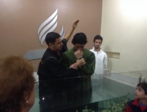 Seis pessoas são batizadas e várias decidem estudar a Bíblia após evangelismo em Pelotas (RS)