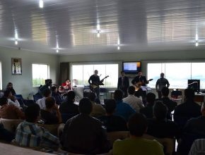 Jovens adventistas realizam culto em clínica de reabilitação de Cachoeirinha