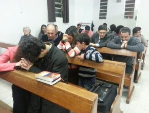 Vigília reúne adventistas de Viamão para momentos de oração e louvor