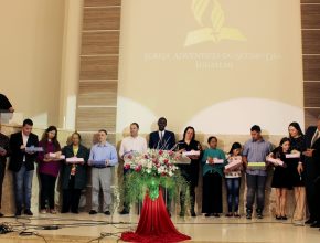 Pais de alunos da Educação Adventista recebem evangelismo diferenciado