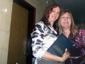 Esposa de prefeito de Santa Terezinha de Itaipu recebe livro evangelístico