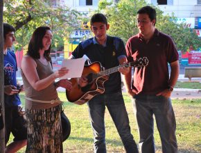 Jovens Adventistas realizam programação em praça pública