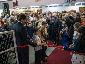 Pastor Domingos Sousa e crianças da escola iniciam a inauguração - Fotos: Thiago Santos