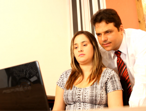 Aline e o marido estudam a Lição da Escola Sabatina em Libras pela internet