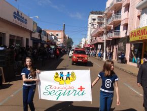 Escola Adventista de São Borja destaca educação segura em desfile