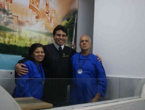 Pastor Fábio Ferreira, que dirigiu o evangelismo durante 15 dias no bairro, batizou o casal