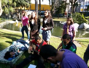 Jovens adventistas realizam serenata para moradores de rua