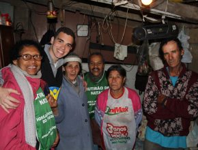 Voluntários da Igreja Adventista de Canoas (RS) ajudam comunidades carentes