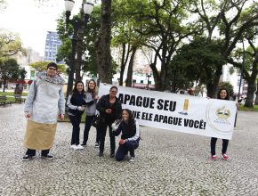 Alunos promovem campanha de combate ao fumo em Curitiba