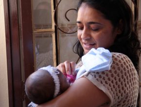 Agência humanitária inaugura casa de acolhimento para bebês em BH
