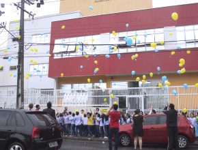 Alunos soltam balões com mensagens bíblicas em Paranaguá