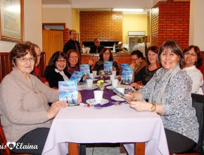 40 mulheres iniciam estudos bíblicos após chá evangelístico